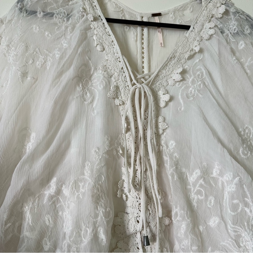 💕 Host Pick 💕 Free People White MiniBeach Dress with Floral Embroidery - Picture 3 of 8